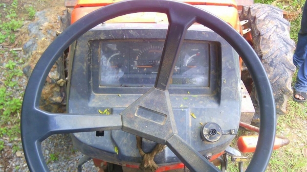 รถไถ KUBOTA  M5000. / 2 เพลา.   ( รถทำงาน 4,xxx กว่า ชม. )     สนใจติดต่อ   081 - 6079515