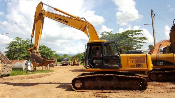 ขายแบคโฮ KOMATSU PC200-6 เอกสารเล่มทะเบียนครบพร้อมโอน ไฟฟ้าเต็ม เครื่องดี ปั้มแรงทำงานไม่โหลด ช่วงล่างดี โซ่+แทรคดี