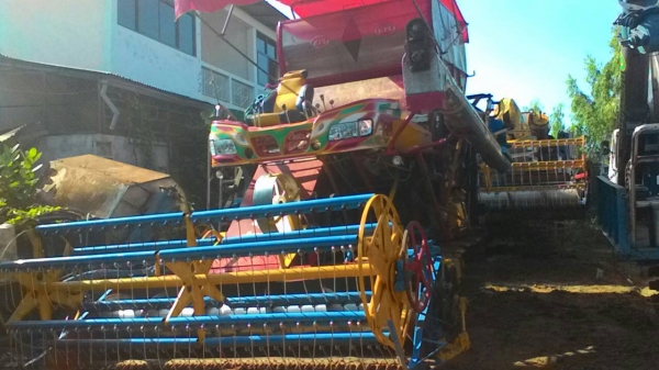 เกษตรพัฒนา  รถเกี่ยวข้าวอุ้ม เจ้าช้างไวไฟ