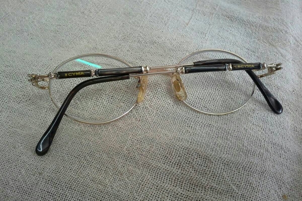 โคตรแว่นสายตายาวตัวบิดา CYMA CM70100 made in Switzerland