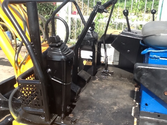 Komatsu pc20-6 เก่าญี่ปุ่น สภาพดี มีไลด์หัวเจาะกระแทก ทำสีใหม่เรียบร้อย Komatsu pc20-6 เก่าญี่ปุ่น สภาพดี มีไลด์หัวเจาะกระแทก ทำสีใหม่เรียบร้อย