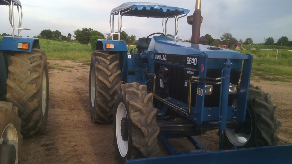 ขายรถไถFORDรุ่น6640คานหน้า NEWHOLLAND  เล่มพร้อมโอนม