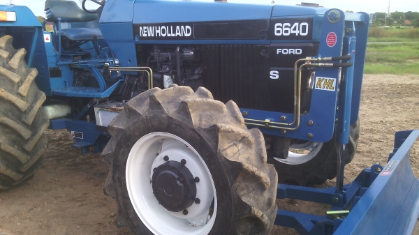 ขายรถไถFORDรุ่น6640คานหน้า NEWHOLLAND  เล่มพร้อมโอนม