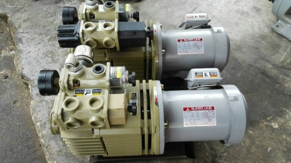 Sale>> เครื่องแวคคัมแห้งสูญญากาศ Made in Japan มอเตอร์ Mitsu 1 HP. 380 V. สลับสายเรียบร้อย มี 2 ตัว ของใหม่ไม่เคยใช้งาน!!