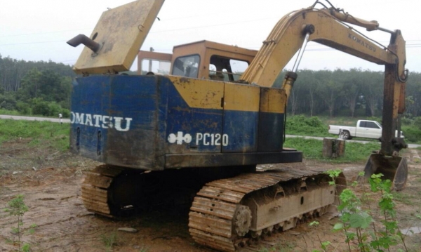 ขายรถแบคโฮ KOMATSU PC120-2 มีบุ้งกี๋พร้อมหัวคีปไม้ ราคา 300000