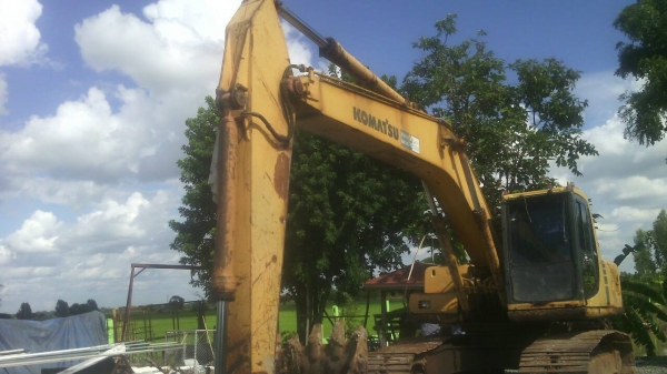 ขายรถแบคโฮ KOMATSU PC200-6 เครื่องคัมมิ้น ราคา 600000