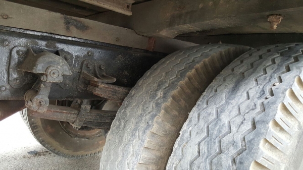 รถอีซูซุ 6 ล้อ หลังถนน FDR / 165 แรงม้า. ปี 39.   สนในติดต่อ   081 - 6079515