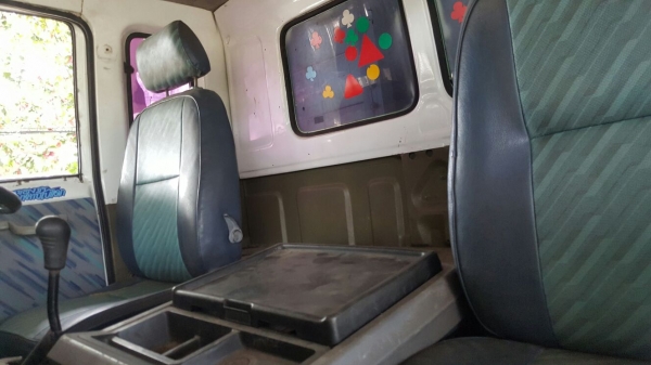 รถอีซูซุ 6 ล้อ หลังถนน FDR / 165 แรงม้า. ปี 39.   สนในติดต่อ   081 - 6079515