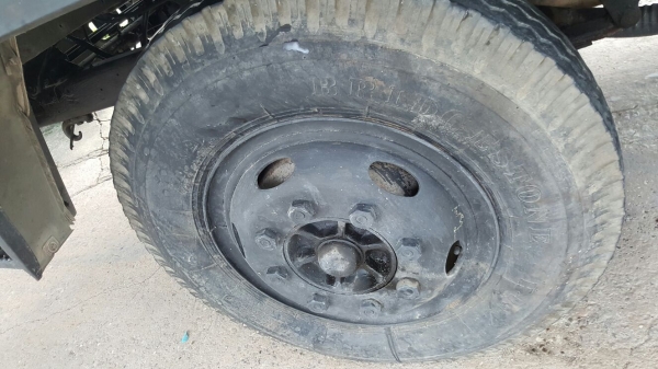 รถอีซูซุ 6 ล้อ หลังถนน FDR / 165 แรงม้า. ปี 39.   สนในติดต่อ   081 - 6079515