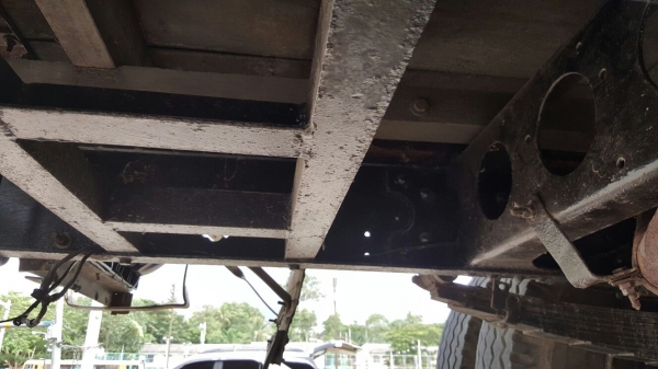 รถอีซูซุ 6 ล้อ หลังถนน FDR / 165 แรงม้า. ปี 39.   สนในติดต่อ   081 - 6079515