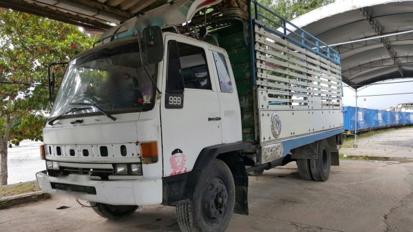 รถอีซูซุ 6 ล้อ หลังถนน FDR / 165 แรงม้า. ปี 39.   สนในติดต่อ   081 - 6079515