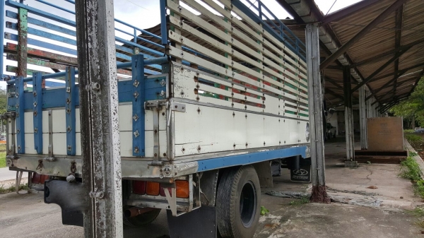 รถอีซูซุ 6 ล้อ หลังถนน FDR / 165 แรงม้า. ปี 39.   สนในติดต่อ   081 - 6079515