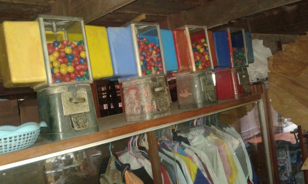 โหลไข่งานเก่าใช้งานปกติครับโหลไข่งาน 50 กว่าปีครับ  พร้อมไข่ครึ่งโหลครับพร้อมใช้งานครับ เหรียญบาทเล็กหมุนได้ครับ งานเก่าหายากน่าเก็บครับแทนกระปุกออมสินได้เลยครับ  ราคานี้คุ้มมากครับ