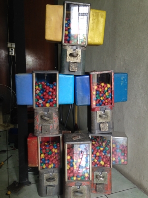 โหลไข่งานเก่าใช้งานปกติครับโหลไข่งาน 50 กว่าปีครับ  พร้อมไข่ครึ่งโหลครับพร้อมใช้งานครับ เหรียญบาทเล็กหมุนได้ครับ งานเก่าหายากน่าเก็บครับแทนกระปุกออมสินได้เลยครับ  ราคานี้คุ้มมากครับ