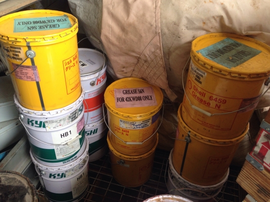 ขายจาระบีอย่างดี Shell / Kyudo yushi มี 3 แบบ ของใหม่ไม่เคยใช้งาน มี 13 ถังครับ (เหลือ 7 ถังครับ)