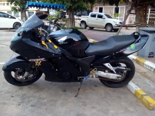 ขายคับ cbr1100xx หรือแบ็กเบิร์ดคอท่อไทเทเนียมทั้งเส้นมีปลายท่อให้เลือกสองปลายตามรูปกระจกแต่งไฟเลี้ยวในตัวขับมันส์ๆอินวอย+สรรพสามิตแท้รถสภาพดีมากราคา99000สนใจ0933486650 คับ