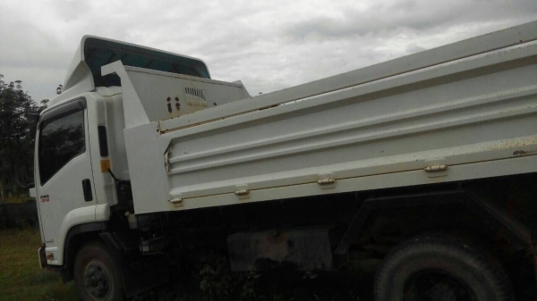 ขายรถบรรทุก 6 ล้อดัมพ์ ISUZU FRR 210 แรงม้าปี 2557 ไมล์ 10000 กว่ากม.ราคา 1050000