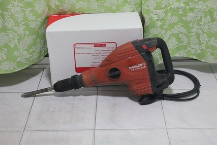 เครื่องสกัดคอนกรีตไฟฟ้า ฮิลติ TE700 AVR  สภาพพร้อมใช้งานครับ