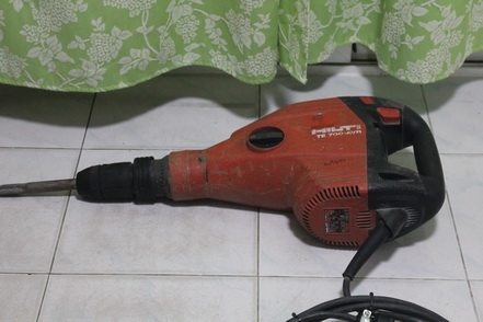 เครื่องสกัดคอนกรีตไฟฟ้า ฮิลติ TE700 AVR สภาพพร้อมใช้งานครับ เครื่องสกัดคอนกรีตไฟฟ้า ฮิลติ TE700 AVR สภาพพร้อมใช้งานครับ