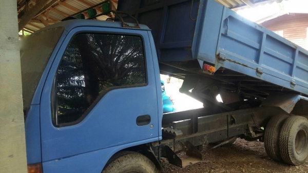 รถอีซูซู 6 ล้อดั้ม NPR 130 แรงม้า. ปี 51    สนใจติดต่อ  081 - 6079515