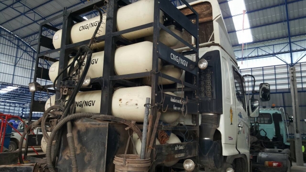 ขายหัวลาก MEGA 320 ปี 48 ติดแก๊ส NGV 8 ถัง จากโรงงาน 2 คานหน้า เครื่องเดิม เกียร์เดิม แอร์เย็นฉ่ำ ทะเบียนพร้อมโอนครับ