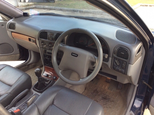 ขายรถ Volvo S40 ปี97 เครื่อง 2.0 เกียร์ธรรมดา ติดแก๊สLPGระบบหัวฉีด ใช้ได้2ระบบ ภายในสวยเดิมเบาะหนังแท้ ไฟฟ้าทั้งคัน แอร์เย็น ลายไม้ ไมล์ใช้ได้หมด ตัวถังสีเงาไม่มีชนเดิมทั้งคัน แม็กเดิมยางดี รถขับดีเลยครับ ประหยัดมาก พร้อมใช้งานครับ