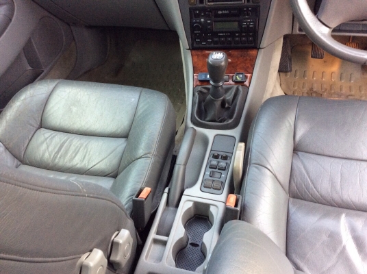 ขายรถ Volvo S40 ปี97 เครื่อง 2.0 เกียร์ธรรมดา ติดแก๊สLPGระบบหัวฉีด ใช้ได้2ระบบ ภายในสวยเดิมเบาะหนังแท้ ไฟฟ้าทั้งคัน แอร์เย็น ลายไม้ ไมล์ใช้ได้หมด ตัวถังสีเงาไม่มีชนเดิมทั้งคัน แม็กเดิมยางดี รถขับดีเลยครับ ประหยัดมาก พร้อมใช้งานครับ