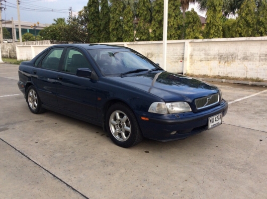 ขายรถ Volvo S40 ปี97 เครื่อง 2.0 เกียร์ธรรมดา ติดแก๊สLPGระบบหัวฉีด ใช้ได้2ระบบ ภายในสวยเดิมเบาะหนังแท้ ไฟฟ้าทั้งคัน แอร์เย็น ลายไม้ ไมล์ใช้ได้หมด ตัวถังสีเงาไม่มีชนเดิมทั้งคัน แม็กเดิมยางดี รถขับดีเลยครับ ประหยัดมาก พร้อมใช้งานครับ