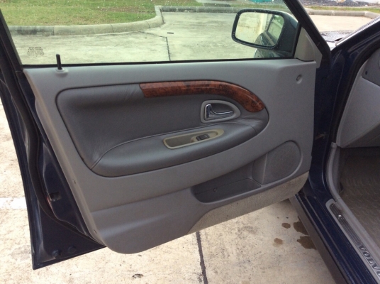 ขายรถ Volvo S40 ปี97 เครื่อง 2.0 เกียร์ธรรมดา ติดแก๊สLPGระบบหัวฉีด ใช้ได้2ระบบ ภายในสวยเดิมเบาะหนังแท้ ไฟฟ้าทั้งคัน แอร์เย็น ลายไม้ ไมล์ใช้ได้หมด ตัวถังสีเงาไม่มีชนเดิมทั้งคัน แม็กเดิมยางดี รถขับดีเลยครับ ประหยัดมาก พร้อมใช้งานครับ