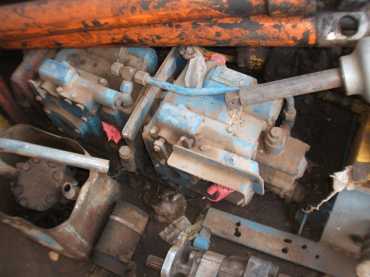 ขายปั้มไฮโดรลิค ปั้มแฝดและปั้มเดี่ยว ตัวเดินรถแม็คโคร ปั้มรถแม็คโคร สนใจติดต่อ 061-3253759 , 087-2267088