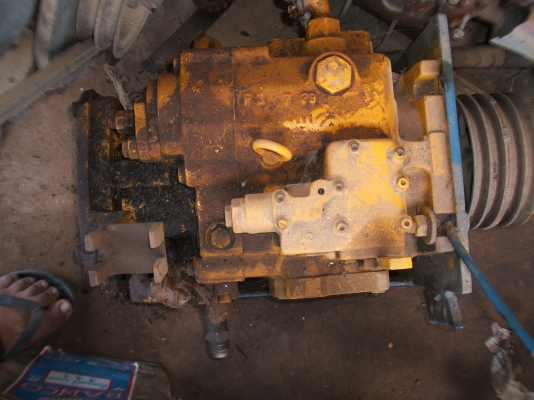 ขายปั้มไฮโดรลิค ปั้มแฝดและปั้มเดี่ยว ตัวเดินรถแม็คโคร ปั้มรถแม็คโคร สนใจติดต่อ 061-3253759 , 087-2267088