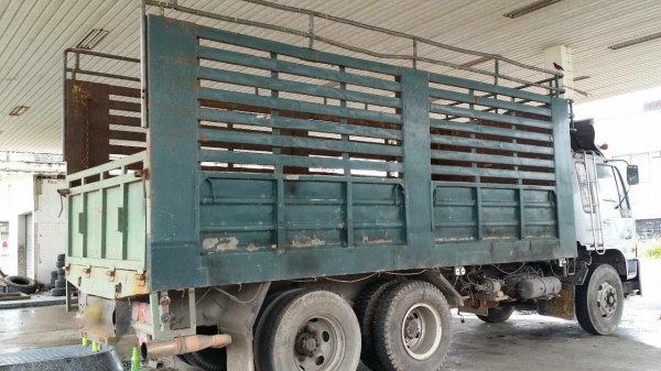 รถฮีโน่ 10 ล้อ หลังถนน FL187 /  178 แรงม้า.    สนใจติดต่อ  081 - 6079515