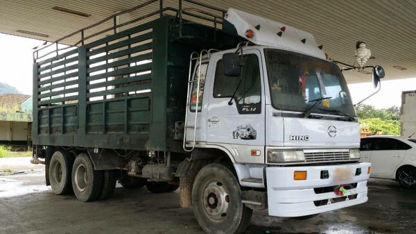 รถฮีโน่ 10 ล้อ หลังถนน FL187 /  178 แรงม้า.    สนใจติดต่อ  081 - 6079515