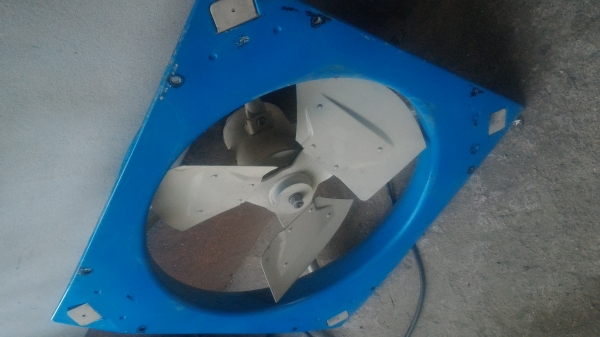 ชุดพัดลมระบายอากาศพร้อมมอเตอร์ประมาณ 1.5 แรงม้า ใบพัดแบบ สามใบ ลมแรงมาก  ขนาด 75 *75 ซม.