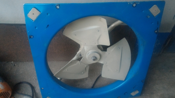 ชุดพัดลมระบายอากาศพร้อมมอเตอร์ประมาณ 1.5 แรงม้า ใบพัดแบบ สามใบ ลมแรงมาก  ขนาด 75 *75 ซม.