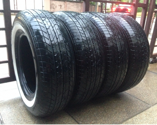 ยาง Dunlop ขอบขาว 225 70 15 ปลายปี13 ดอกเต็ม