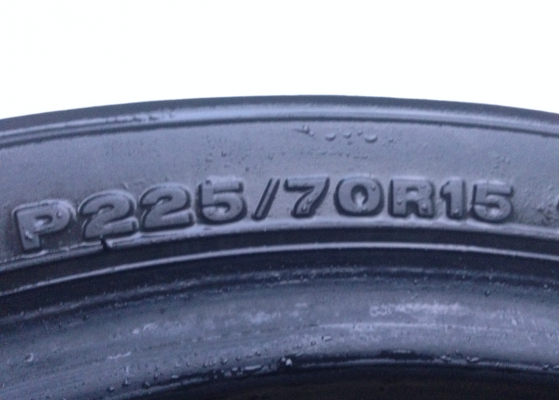 ยาง Dunlop ขอบขาว 225 70 15 ปลายปี13 ดอกเต็ม