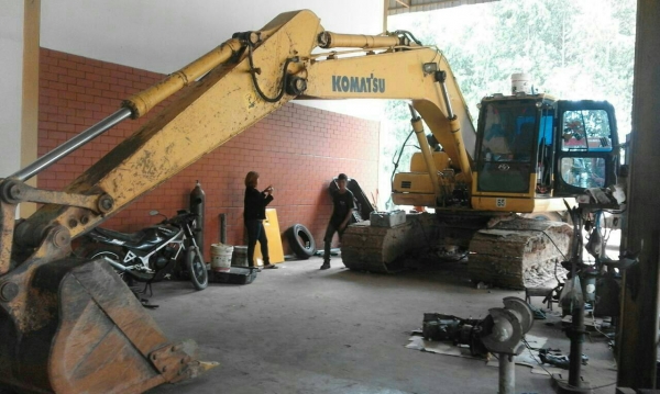 ขายรถแบคโฮ KOMATSU PC200-8 เอกสารเล่มทะเบียน ไมล์ 9200 ชม.ราคา 1600000