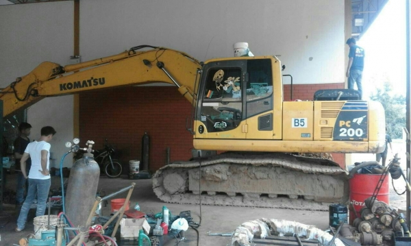 ขายรถแบคโฮ KOMATSU PC200-8 เอกสารเล่มทะเบียน ไมล์ 9200 ชม.ราคา 1600000