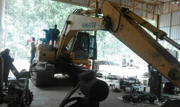 ขายรถแบคโฮ KOMATSU PC200-8 เอกสารเล่มทะเบียน ไมล์ 9200 ชม.ราคา 1600000