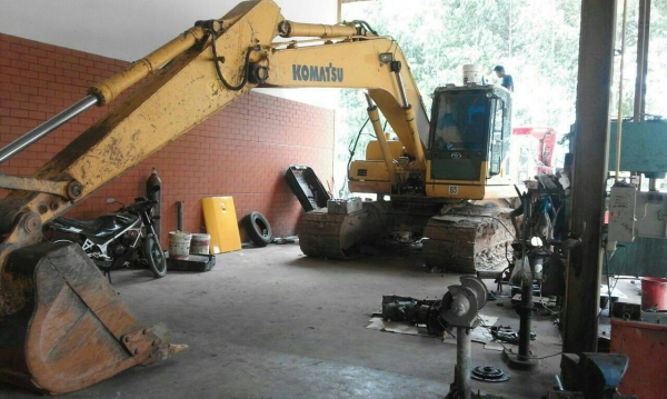 ขายรถแบคโฮ KOMATSU PC200-8 เอกสารเล่มทะเบียน ไมล์ 9200 ชม.ราคา 1600000