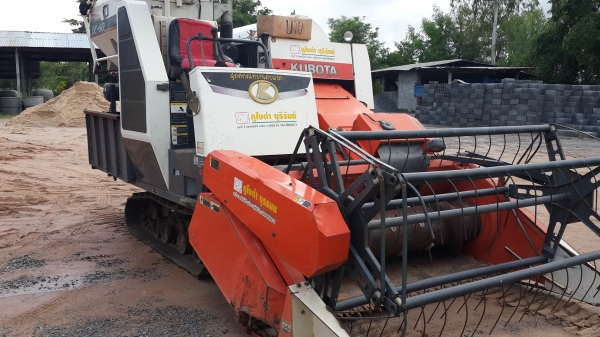 ขายรถเกี่ยวข้าว คูโบต้า รุ่น DC 60 ปี 2552 ขายรถเกี่ยวข้าว คูโบต้า รุ่น DC 60 ปี 2552