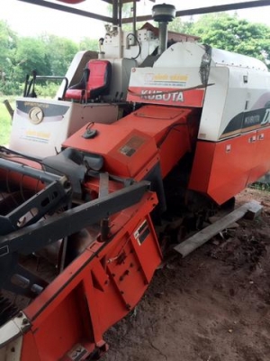 ขายรถเกี่ยวข้าว คูโบต้า รุ่น DC 60 ปี 2552 ขายรถเกี่ยวข้าว คูโบต้า รุ่น DC 60 ปี 2552