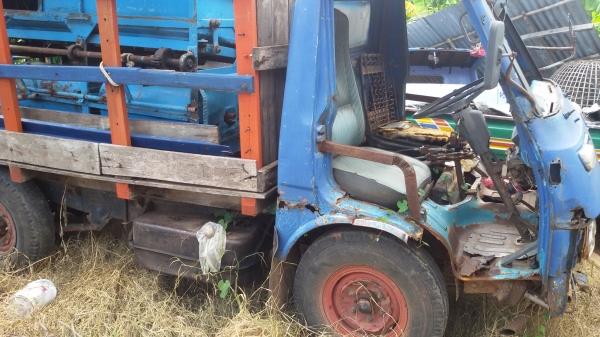 ขายรถ 4 ล้อเอล 74 พร้อมเครื่องนวดข้าว 5 ฟุต ขายรถ 4 ล้อเอล 74 พร้อมเครื่องนวดข้าว 5 ฟุต