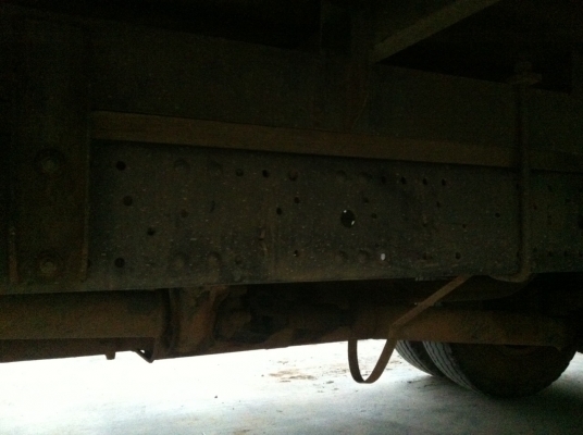 ขายด่วน!! รถตู้บรรทุก 6 ล้อ 2 เพลา สภาพดี