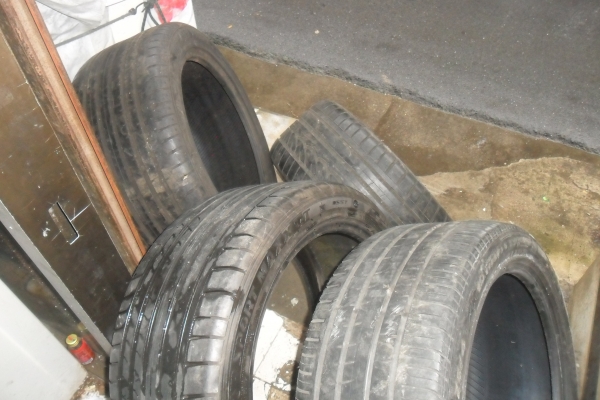 ยาง 275/40R19 สวยๆ 4 เส้น ราคา 2800 บาท