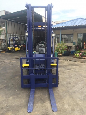 ขายโฟล์คลิฟ KOMATSUรุ่น 12 ยกได้ 3 ตัน 4 เมตร เครื่องISUZU C240 เกียร์ออโต้ 250,000 บาท 094-4267888 จะเด็ด