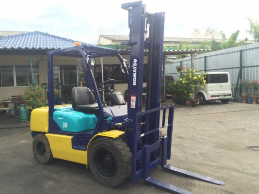 ขายโฟล์คลิฟ KOMATSUรุ่น 12 ยกได้ 3 ตัน 4 เมตร เครื่องISUZU C240 เกียร์ออโต้ 250,000 บาท 094-4267888 จะเด็ด