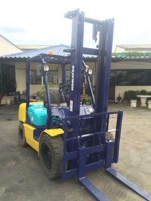 ขายโฟล์คลิฟ KOMATSUรุ่น 12 ยกได้ 3 ตัน 4 เมตร เครื่องISUZU C240 เกียร์ออโต้ 250,000 บาท 094-4267888 จะเด็ด