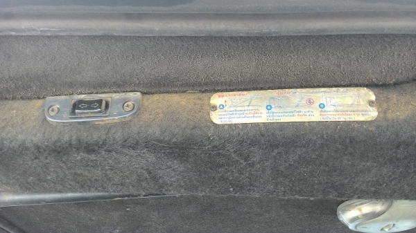 ขายฝาปิดกระบะหลังวีโก้สี่ประตูสีดำติดสติ๊กเกอร์สีขาวไฟฟ้าด่วนครับวันศุกร์จะกลับบ้านที่ร้อยเอ็ด จากระยอง ปราจีน สระแก้ว บุรีรัมย์ ร้อยเอ็ด ครับ